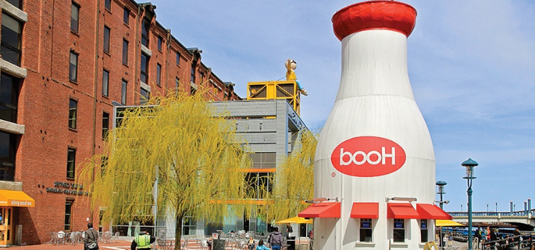 The 兜帽奶瓶 in Boston serves ice cream and snacks outside the Boston Children's Museum.